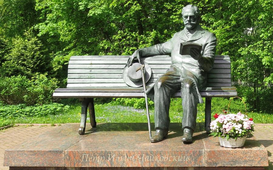 Симфония на берегах Сестры: приют вдохновения композитора Чайковского накрепко связан с отечественной историей | На скамеечке рядом с великим композитором очень любят фотографироваться туристы/ФОТО АВТОРА