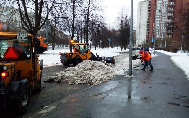 За сутки петербургские службы убрали около 11 тыс. куб. м. снега | Фото: пресс-служба Смольного