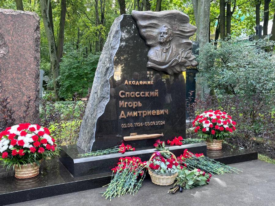 Память на века. На «Литераторских мостках» открыли памятник создателю подводного щита России | ФОТО Дарьи КЛИМЕНКО 