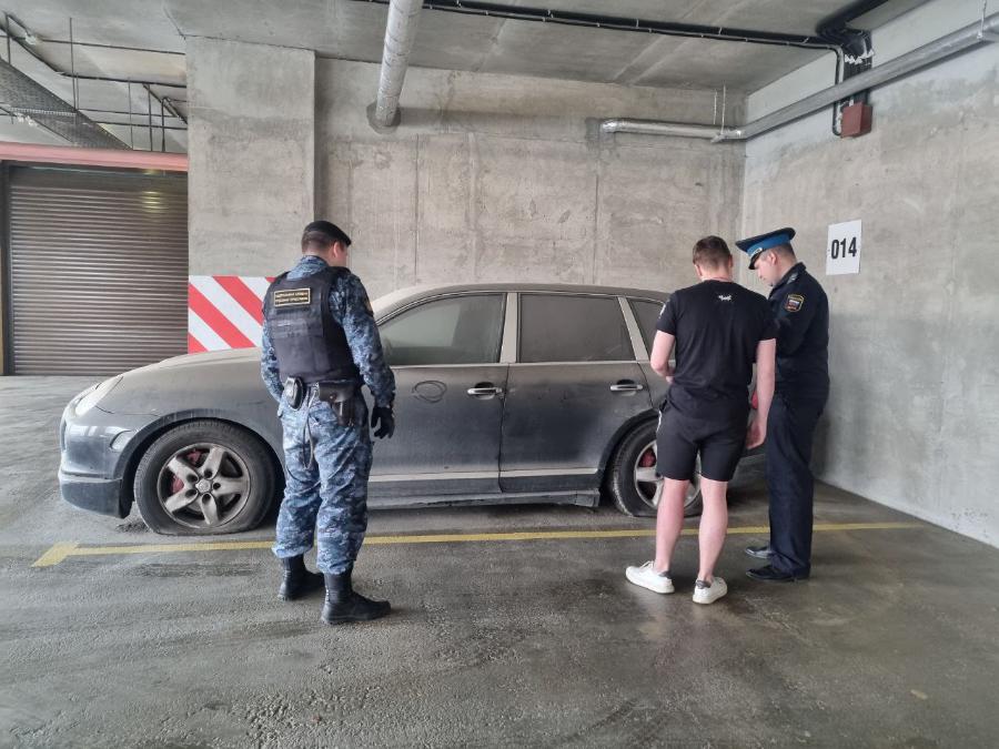 Судебные приставы обязали собственника машино-места убрать шины и стеллаж с канистрами бензина    | ФОТО предоставлено пресс-службой ГУФССП России по г. Санкт-Петербургу