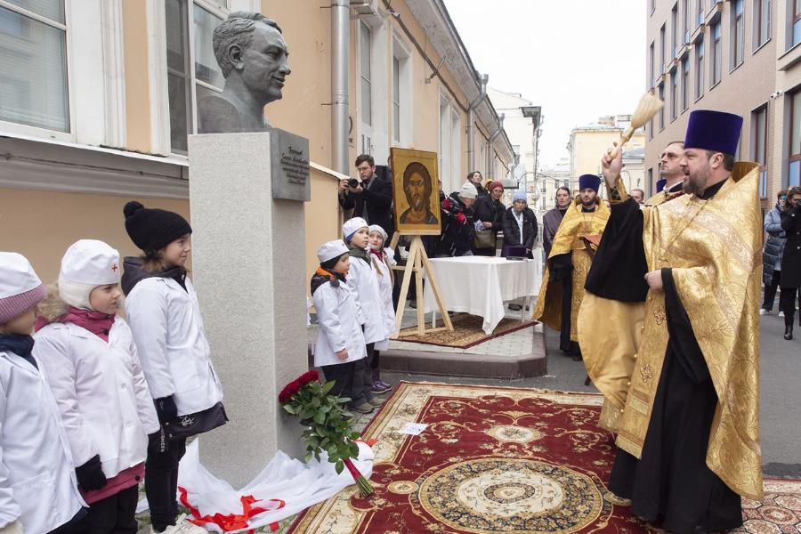 В больнице св. Марии Магдалины открыли памятник профессору Игорю Воронцову | ФОТО пресс-службы Смольного