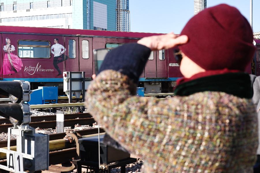 Московское метро запустило брендированный состав к 90-летию ансамбля Моисеева | ФОТО Сергея БУЛКИНА/ТАСС