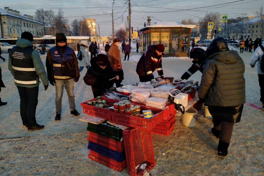 В Петербурге у пяти станций метро убрали уличных торговцев | ФОТО пресс-службы Смольного