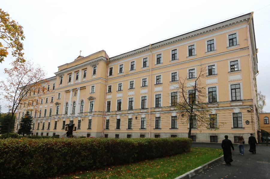 Петербургские реставраторы воссоздали ангелов с крестом на здании Духовной академии | ФОТО Сергея ГРИЦКОВА