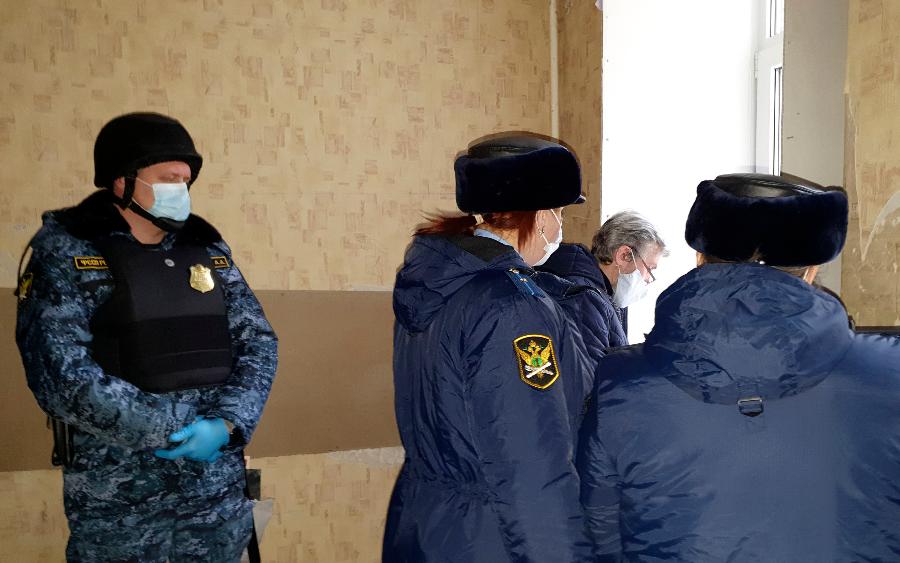 В Невском районе собственницу квартиры обязали убрать стеклопакет | ФОТО предоставлено пресс-службой ГУФССП России по Санкт-Петербургу