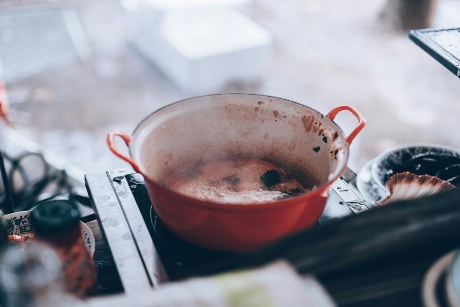 Как отмыть кастрюлю, в которой сгорела картошка? | ФОТО Florencia Viadana on Unsplash