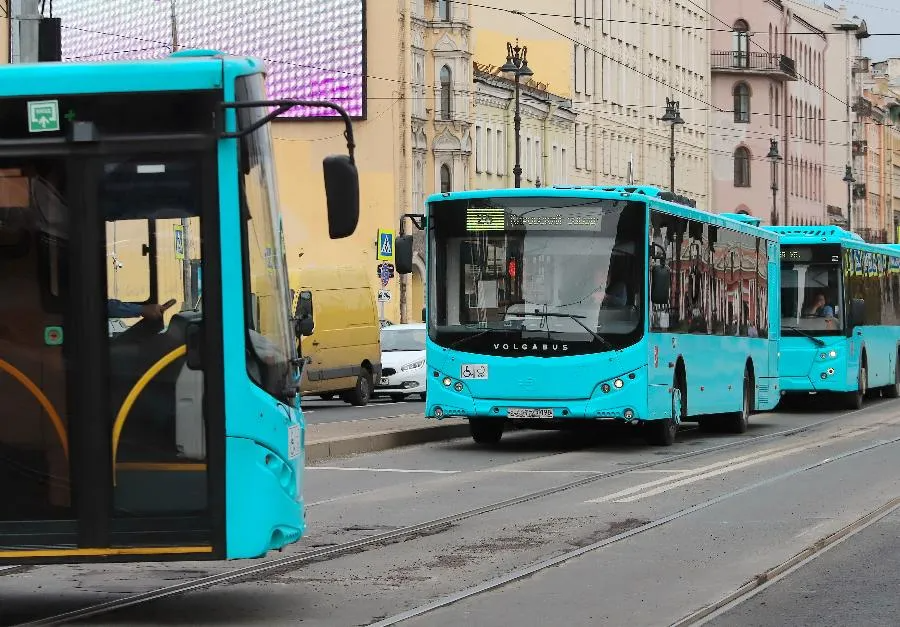 В Петербурге тестируют остановки с арендой зарядок | ФОТО Дмитрия СОКОЛОВА