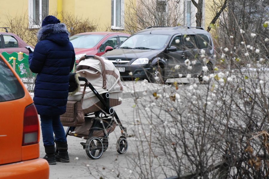 Не парки, а паркинги. Появление зелени в Шушарах дождутся нескоро | Судя по свежим фотографиям из Шушар, все возможные уголки земли в этом без пяти минут городе займут не парки, а паркинги. ФОТО Сергея ГРИЦКОВА