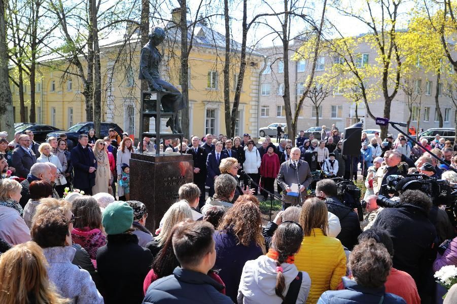 В Павловске открыли первый в мире памятник директору музея | ФОТО пресс-службы Смольного