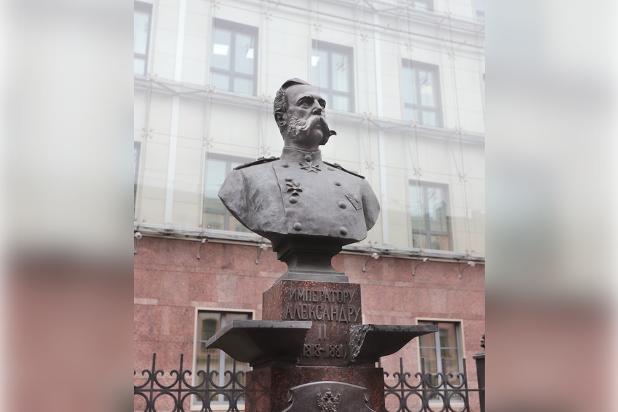 Бюст из Русского музея на улице Ломоносова: как на месте доходного дома появился памятник Александру II | ФОТО Дмитрия СОКОЛОВА
