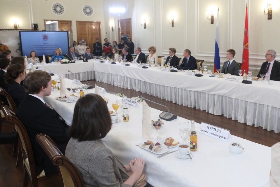 В Смольном прошла встреча выпускников-2020 и губернатора Александра Беглова | Фото: пресс-служба Смольного