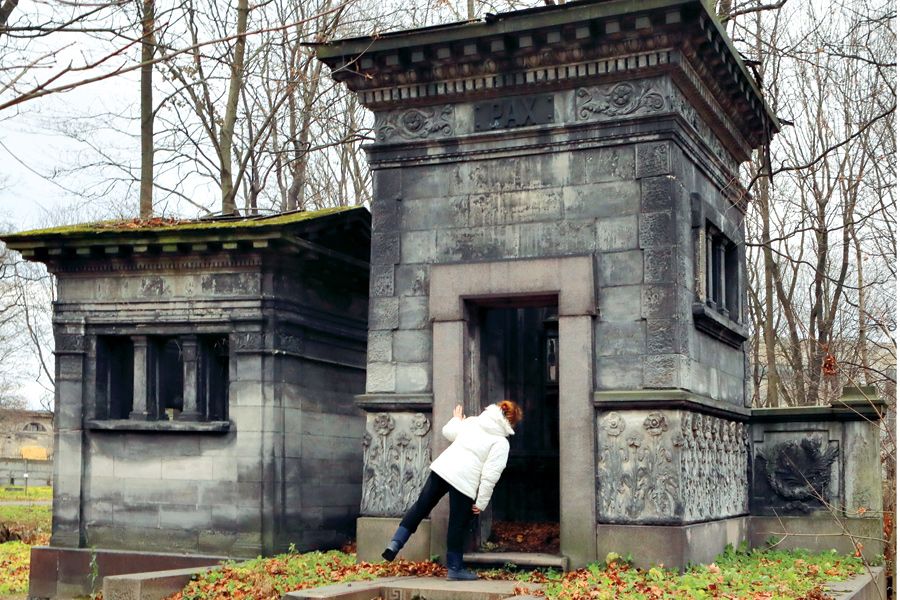 Лючия и Генри. Памятники Новодевичьего некрополя в Петербурге | Брошенный склеп... Увы, подобное не редкость на старинных кладбищах города. ФОТО Александра ДРОЗДОВА