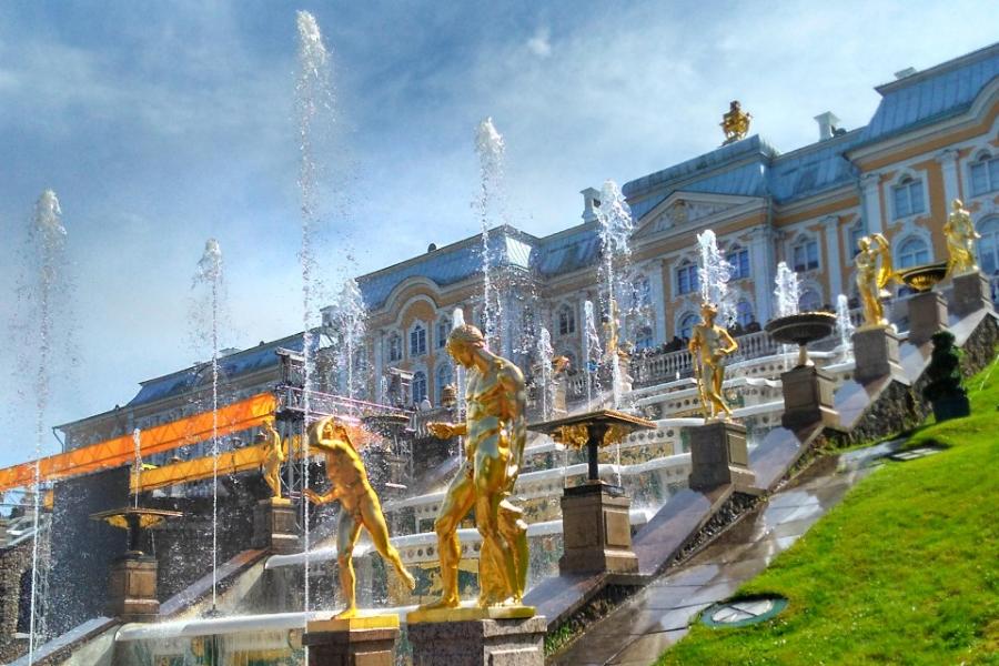 Губернатор Александр Беглов поздравил жителей с Днем Петергофа | ФОТО Ксении ЯКУБОВСКОЙ 
