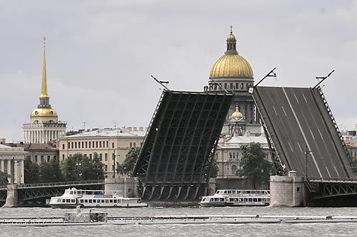 В День города Дворцовый мост разведут раньше времени | Фото: Александр Дроздов