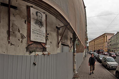 Что за фальшфасадом? | ФОТО Александра ДРОЗДОВА