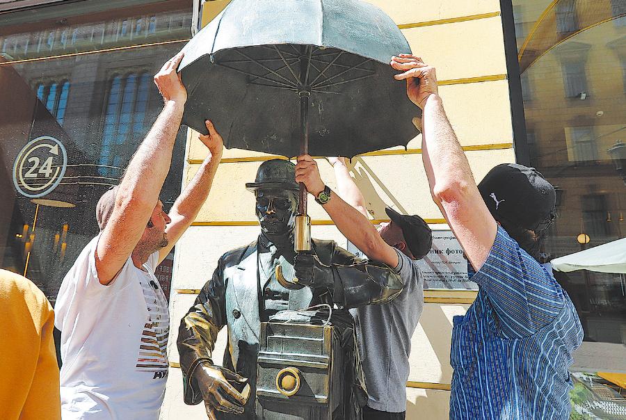 Бронзовому фотографу на Малой Садовой вернули зонтик | ФОТО Дмитрия СОКОЛОВА