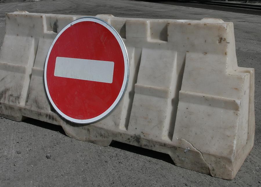 Сразу в нескольких районах Петербурга с 28 сентября вводят ряд ограничений на дорогах | ФОТО Дмитрия СОКОЛОВА