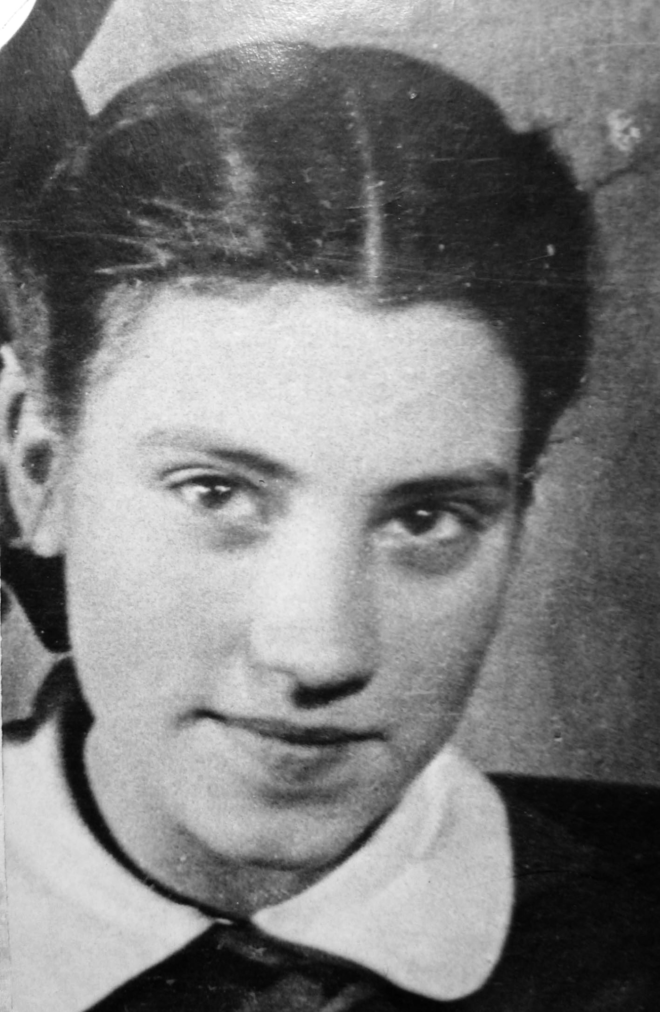 Лена Ларионова - школьница.jpg
