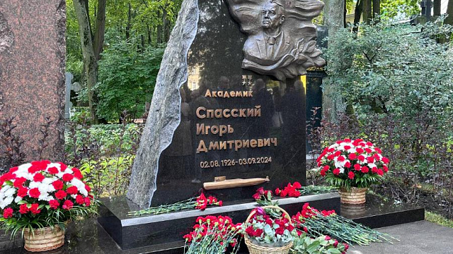 Память на века. На «Литераторских мостках» открыли памятник создателю подводного щита России