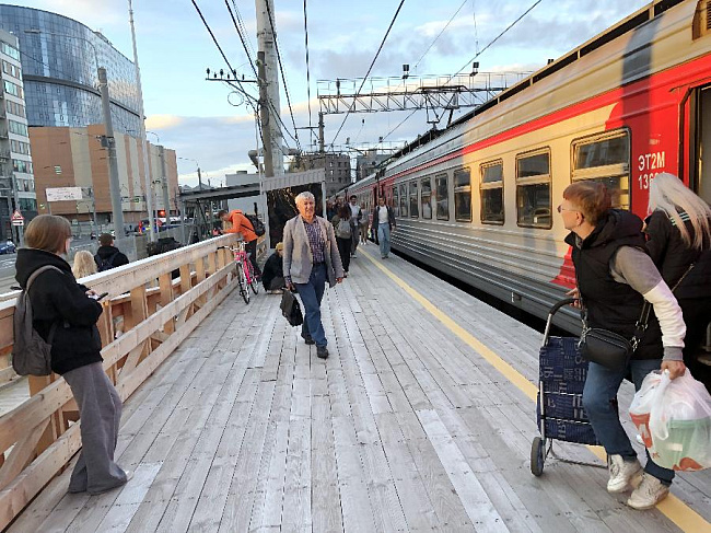 Электрички Московского направления перевели на Рыбацкое и Ладожский вокзал: как прошли первые дни?