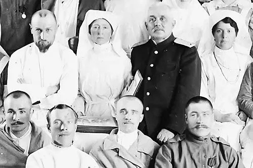 Милосердные помощники | Фото из семейного архива жительницы Колпина Т. В. Ершовой<br>В среднем ряду слева направо – городской доктор Колпина Мариан Игнатьевич Хрущинский, «милосердная дама» Елена Арсеньевна Филиппова, полковник Петр Гаврилович Филиппов, руководивший лазаретом Иж