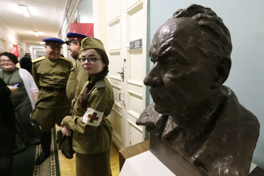 Врачи и вожди. В Военно-медицинском музее показали свою «капсулу времени» | Скульптурный портрет Николая Бурденко, основоположника отечественной нейрохирургии и первого президента Академии медицинских наук СССР, был создан в 1943 году Верой Мухиной. ФОТО Дмитрия СОКОЛОВА