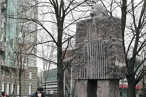 Памятник Бродскому как элемент благоустройства | ФОТО Александра ДРОЗДОВА