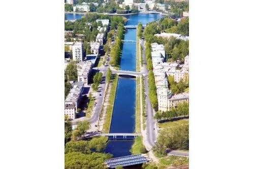 Мосты навели | Мосты через Комсомольский канал: ближайший - недостроенный ж/д мост (начала 1990-х гг.), Харламов, Тверской, Думский и Никольский мосты. ФОТО из архива Е. Сизёнова 