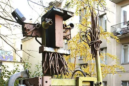 Один в доме воин  | Этот памятник дворнику — такая же головоломка, ﻿как и все проблемы ЖКХ.<br>ФОТО Сергея ГРИЦКОВА