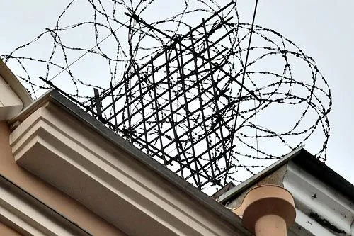 Хандра | Крыши и ограды великого города «украшает»... колючая проволока. Как на Лиговском, 104. ФОТО Дмитрия СОКОЛОВА