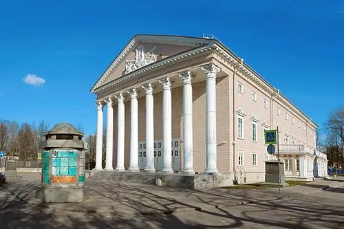 Петербурга резной палисад | Кирпич фальшивый — зодчество настоящее.<br>ФОТО Александра ДРОЗДОВА