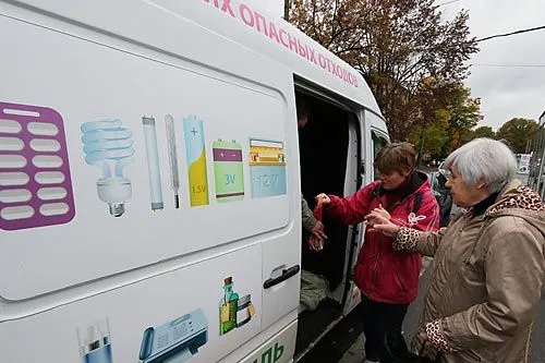 Промысел в белых перчатках | Ни на одной из стоянок экомобилю скучать не приходится. ФОТО Дмитрия СОКОЛОВА 