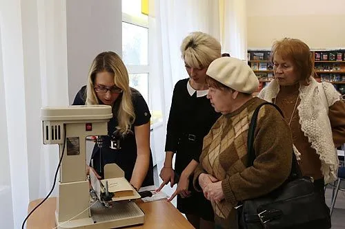 Сам себе переплетчик | В домашних условиях не всегда удается спасти потрепавшуюся любимую книгу. А здесь это можно будет сделать качественно и красиво.<br>ФОТО Александра ДРОЗДОВА 