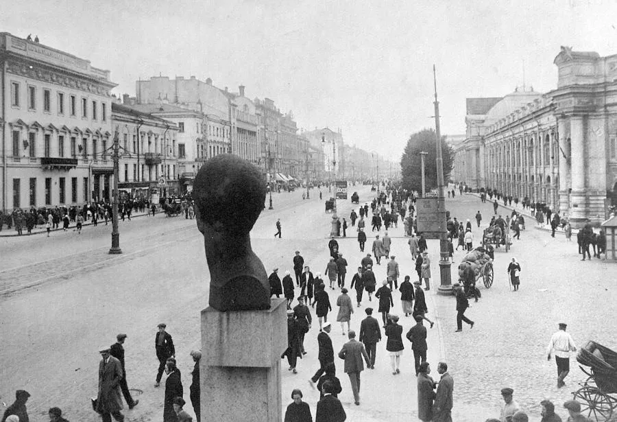 Гипсовый трибун. История памятника руководителю германского рабочего движения Фердинанду Лассалю | «Отец» немецкой социал-демократии как будто бы наблюдает (или даже присматривает) за публикой, заполняющей тротуары проспекта 25‑го Октября./ФОТО из коллекции ЦГАКФФД СПб. Репродукция автора