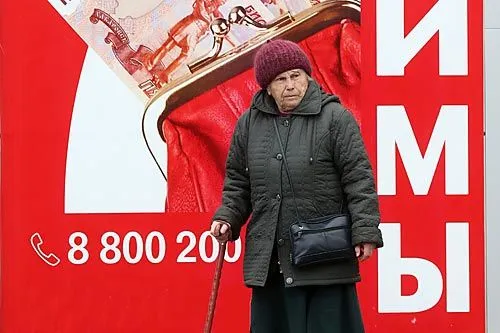Не от хорошей жизни | Красная цена обещаниям легко решить проблему с деньгами может обернуться черной полосой в жизни незадачливых заемщиков.<br>ФОТО Артема КОРОТАЕВА/ТАСС 