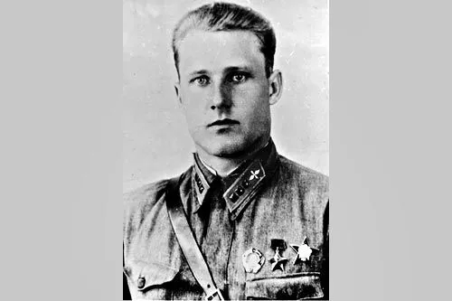 Последний полет | Герой Советского Союза старший лейтенант М. П. Галкин. 1942 год. Фото из архива редакции 