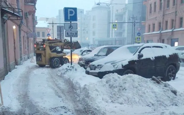Петербуржцы приняли чистку лотковых зон за уборку невидимого снега | Фото: Ксении Якубовской