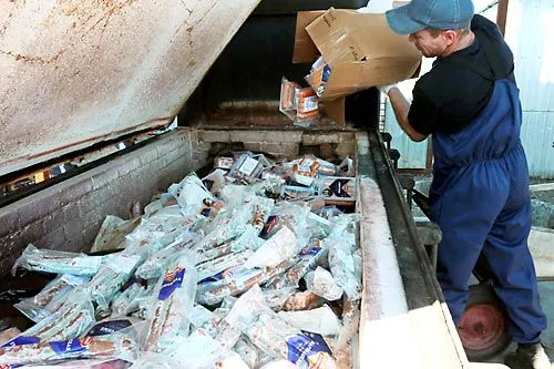 Еда и пламень | За смену такая печь превращает в золу до двух тонн продуктов, еще недавно лежавших на прилавках. ФОТО Дмитрия СОКОЛОВА 