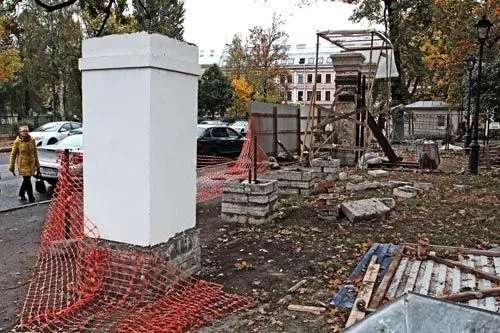 Ограду достают из-под земли | ФОТО Дмитрия СОКОЛОВА