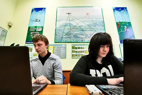 Натуральное хозяйство | Даже в пору коммерциализации образования Лисинский лесной колледж делает упор на бесплатное обучение. Лучшие студенты получают возможность бесплатно продолжить учебу в Лесотехнической академии.<br>ФОТО Дмитрия СОКОЛОВА