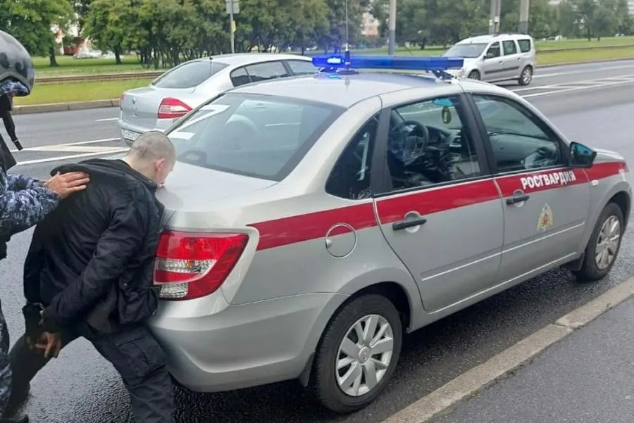 Гражданин с палкой угрожал служителям храма Иоанна Кронштадтского | ФОТО пресс-службы Росгвардии по Санкт-Петербургу и Ленинградской области