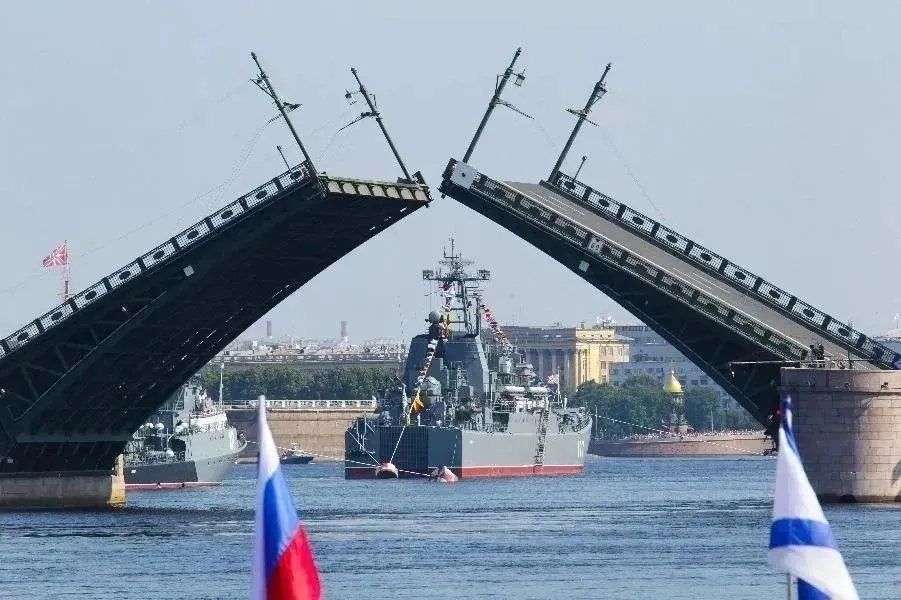 На Неве проведут дневную разводку 4 мостов | ФОТО пресс-службы Смольного