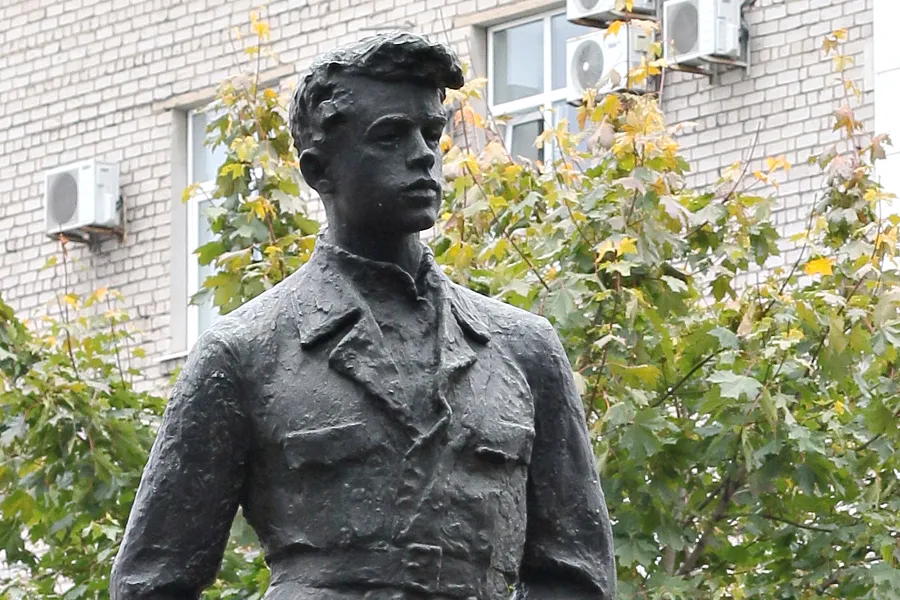 Прогулки по городу: Кондратьевский проспект, 1 | Сад, в котором установлен памятник, носит фамилию еще одного деятеля революции - Якова Свердлова. ФОТО Дмитрия СОКОЛОВА