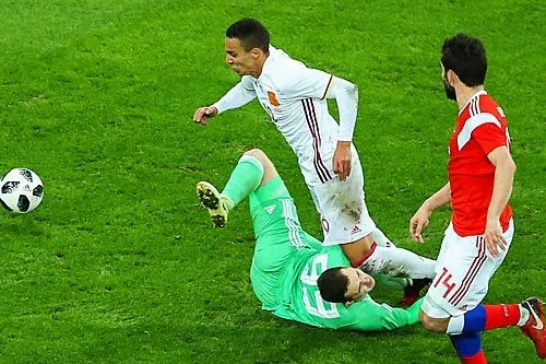 Выздоравливай, вратарь! | Россия — Испания — 3:3. Самый шокирующий эпизод матча. ФОТО Петра КОВАЛЕВА/ТАСС