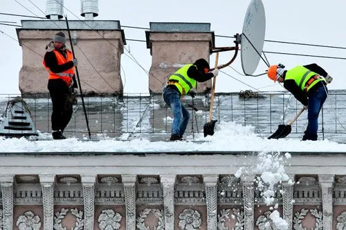 59 копеек за крышу | Чистка кровель &mdash; популярная сезонная работа. С неплохим заработком.<br>ФОТО Дмитрия СОКОЛОВА