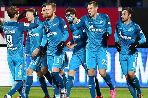 Язык капитана до судей доведет | Следующий матч в чемпионате России Артем Дзюба (второй справа) проведет с капитанской повязкой на футболке.<br>ФОТО Александра КУЛЕБЯКИНА 