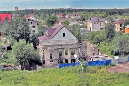 Заплатим налог по-новому | Владельцы этих садовых участков неподалеку от станции метро «Проспект Ветеранов» отчитаются перед государством дважды. ФОТО Александра ДРОЗДОВА