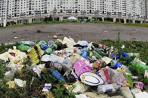 «Левый» мусор во дворе? | ФОТО Александра ДРОЗДОВА
