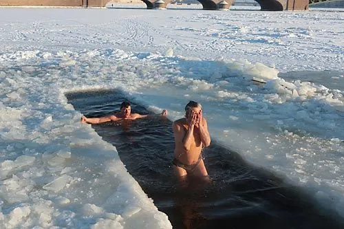В прорубь ﻿со страховкой | ФОТО Александра ДРОЗДОВА