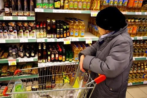 Самодельный бренд | Обещание скидки и агрессивная выкладка делают товар под «магазинным брендом» более привлекательным, чем сосед по полке. ФОТО Дениса МЕДВЕДЕВА 